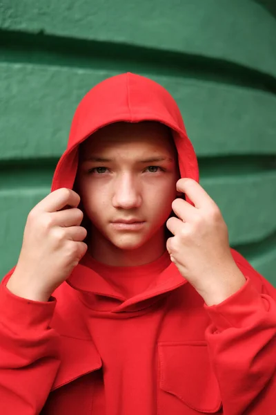 Stylischer Lässiger Teenager Modischen Roten Kapuzenpulli Gegen Grüne Wand — Stockfoto