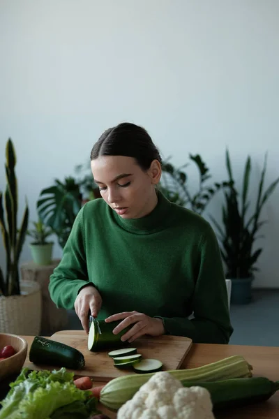 Jonge Vrouw Snijden Courgette Aan Keuken Tafel Met Groenten Home — Stockfoto