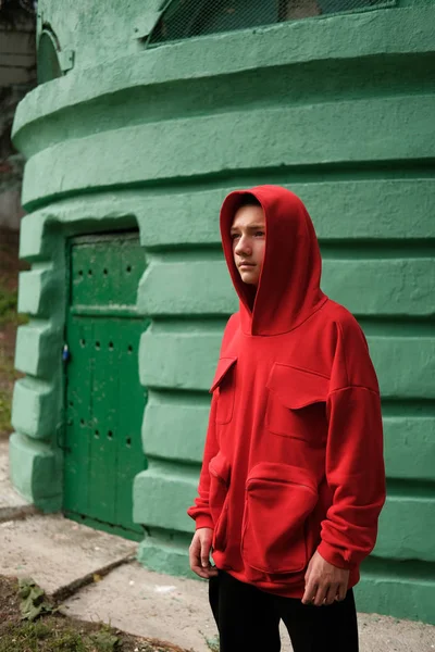 Elegante Adolescente Casual Sudadera Con Capucha Roja Moda Calle — Foto de Stock
