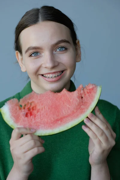 Jovem Mulher Comendo Fatia Melancia Doce Casa Interior — Fotografia de Stock