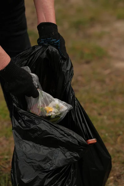 Persona Recogiendo Varios Restos Basura Plástico Del Campo Prado Verde — Foto de Stock