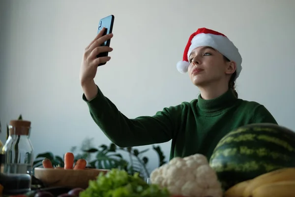 Ung Flicka Santa Hatt Tar Selfie Bordet Med Färska Produkter — Stockfoto