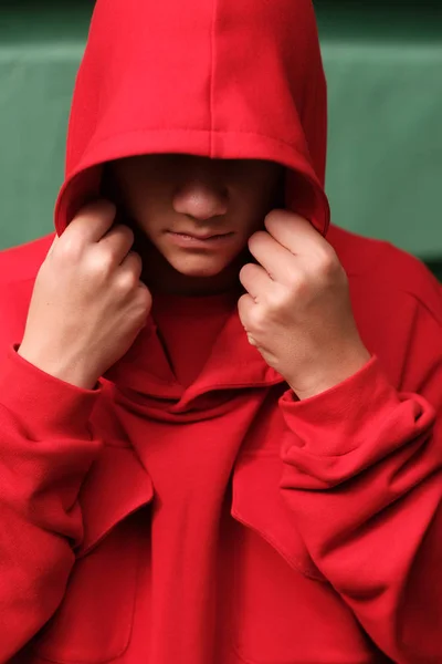 Élégant Adolescent Occasionnel Garçon Portant Mode Sweat Capuche Rouge — Photo