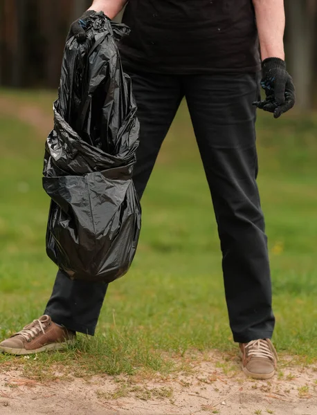 Person Som Samlar Plast Soppåse Från Landsbygden Grön Äng — Stockfoto