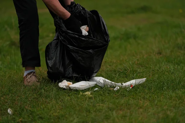 Persona Recogiendo Varios Restos Basura Plástico Del Campo Prado Verde — Foto de Stock