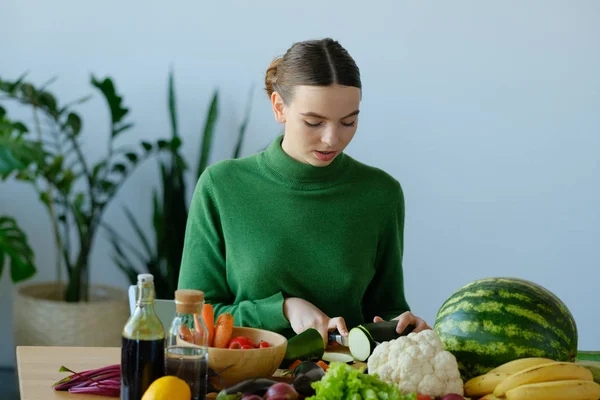 Jonge Vrouw Snijden Courgette Aan Keuken Tafel Met Groenten Home — Stockfoto