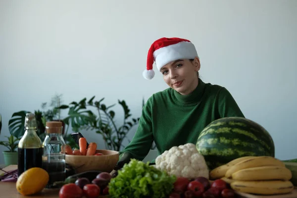 Ung Vegan Kvinna Santa Hatt Poserar Med Grönsaker Heminredning — Stockfoto