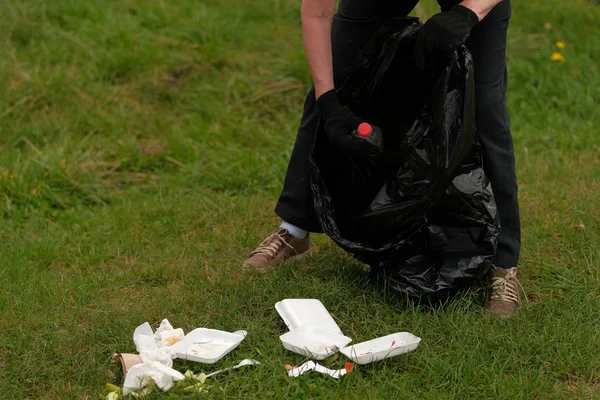 Persona Recogiendo Varios Restos Basura Plástico Del Campo Prado Verde — Foto de Stock