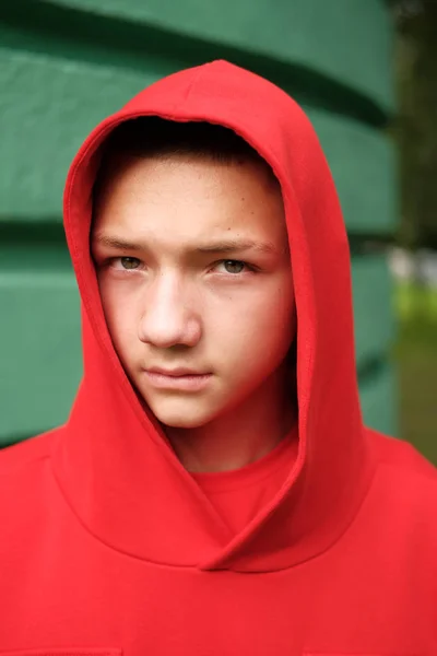 Stylowy Casual Nastoletniego Chłopca Modnej Czerwonej Bluzy Kapturem — Zdjęcie stockowe