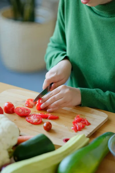 Vista Recortada Mujer Cortando Tomates Tablero Madera Interior Del Hogar — Foto de Stock