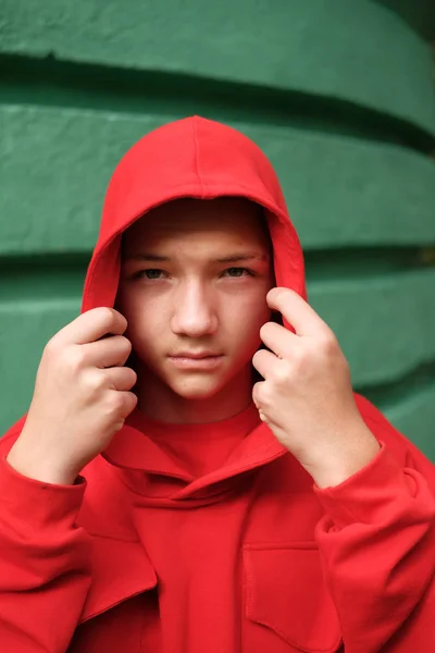 Élégant Adolescent Occasionnel Garçon Sweat Capuche Rouge Mode — Photo