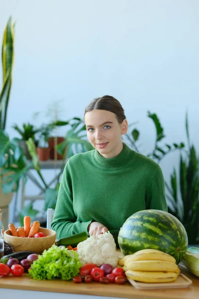 Mujer Joven Cortando Verduras Interior Del Hogar — Foto de Stock