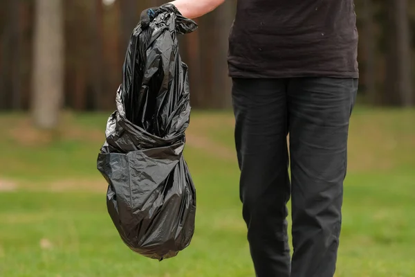 Person Sammelt Plastiktüte Von Der Grünen Wiese — Stockfoto