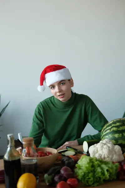 Teen Flicka Santa Hatt Poserar Med Bord Med Färsk Frukt — Stockfoto