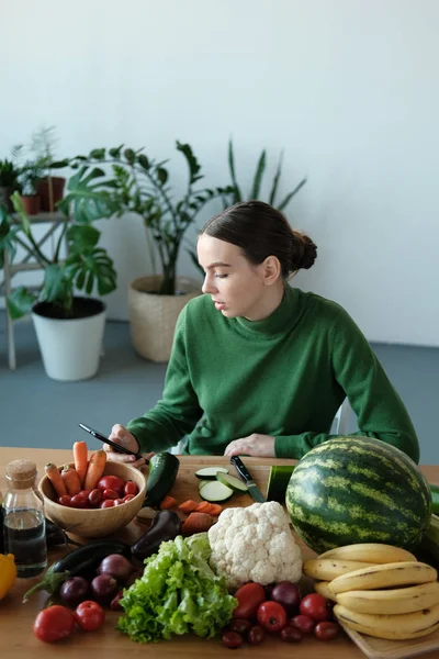 Jonge Vegan Vrouw Met Behulp Van Telefoon Keuken Tafel Met — Stockfoto