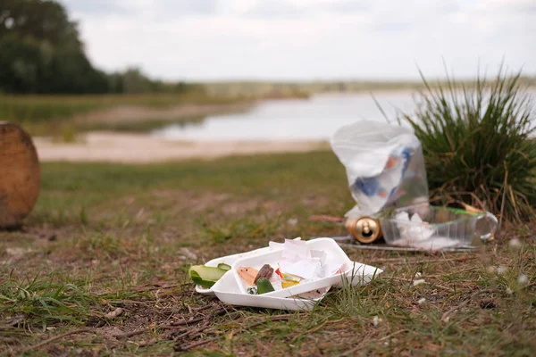 Varios Restos Basura Plástico Orilla Del Lago Campo — Foto de Stock