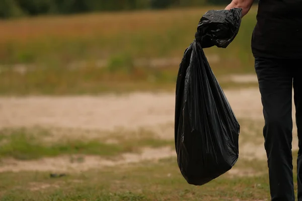 Persona Recogiendo Bolsa Basura Plástico Campo Prado Verde — Foto de Stock