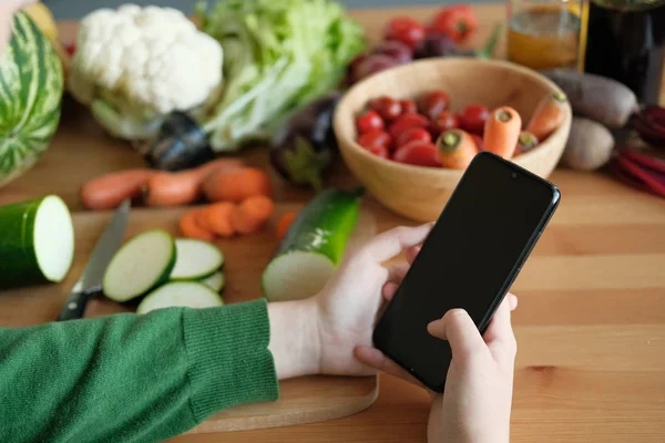 Cropped View Woman Using Smartphone Table Vegetables Home Interior — Stock Photo, Image