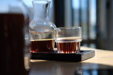 kafe masada taze soğuk demlenmiş siyah kahve sürahi ve cam