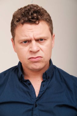 düz arka plan karşı huysuz adam stüdyo portresi