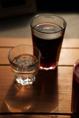 kafe masada taze soğuk demlenmiş siyah kahve ve berrak su bardak