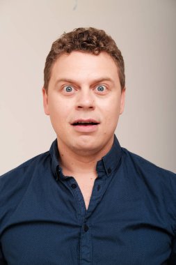 düz arka plan karşı şaşırttı adam stüdyo portresi