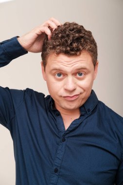 düz arka plan karşı baş üzerinde el ile adam stüdyo portresi