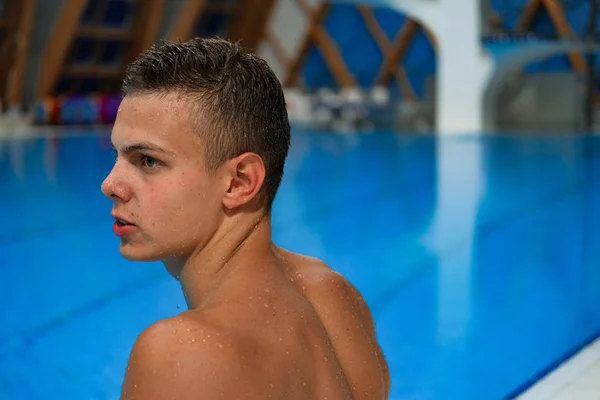 Jovem Nadador Sexo Masculino Sentado Beira Piscina Interior — Fotografia de Stock