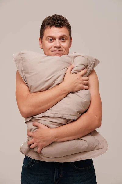 Estudio Retrato Somnoliento Hombre Abrazando Almohada Contra Fondo Liso — Foto de Stock
