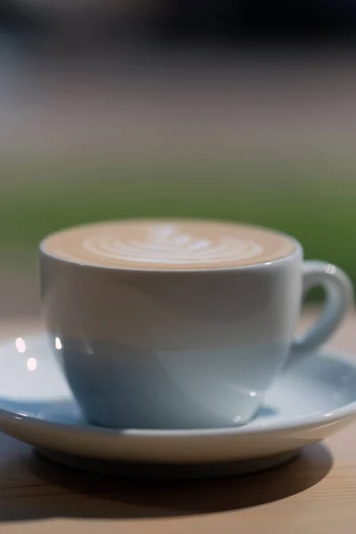 Traditionell Latte Mugg Med Vackra Skum Konstverk — Stockfoto