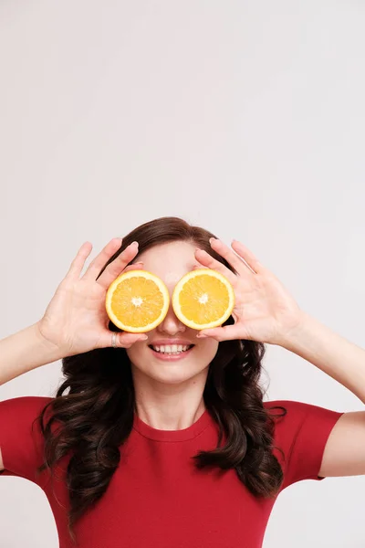 Estudio Retrato Joven Morena Con Naranjas Cubriendo Los Ojos Sobre — Foto de Stock