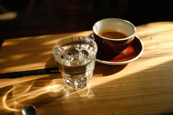 Gün Işığında Taze Espresso Berrak Bardağı Fincan — Stok fotoğraf