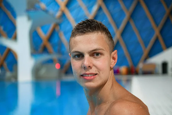 Portret Van Jonge Mannelijke Zwemmer Overdekt Zwembad — Stockfoto
