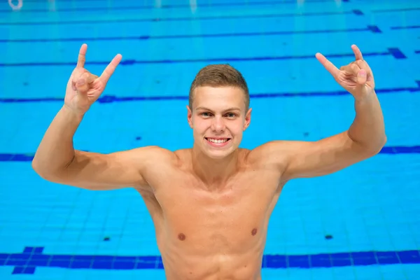 Jovem Nadador Masculino Demonstrando Músculos Piscina Interior — Fotografia de Stock