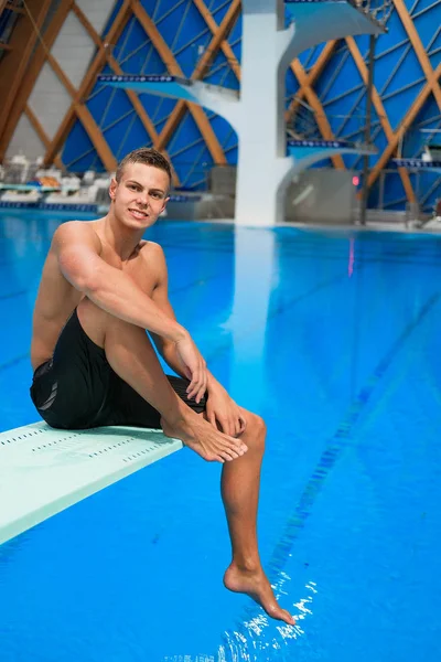 Jonge Mannelijke Zwemmer Zittend Springplank Overdekt Zwembad — Stockfoto