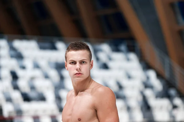 Portret Van Jonge Mannelijke Zwemmer Overdekt Zwembad — Stockfoto