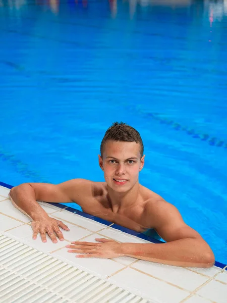 Jovem Nadador Sexo Masculino Olhando Câmera Água Piscina Interior — Fotografia de Stock