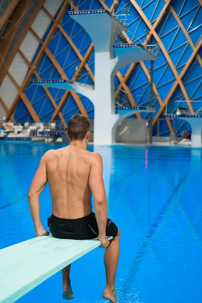 Nadador Masculino Joven Sentado Trampolín Piscina Cubierta — Foto de Stock