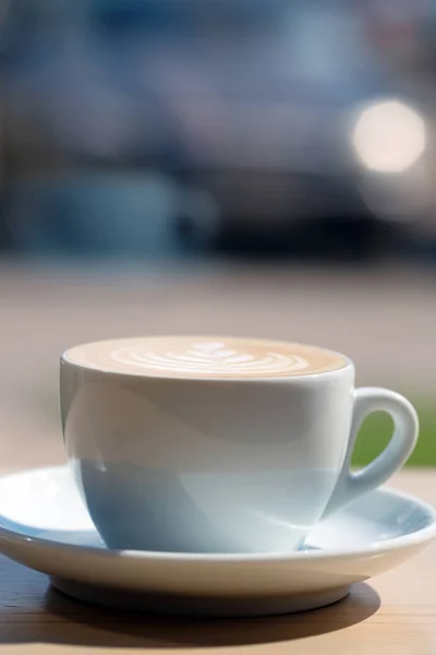 Güzel Köpük Sanat Ile Geleneksel Latte Kupa — Stok fotoğraf