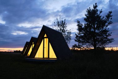 Gün batımına karşı gökyüzü. Kamp konsepti. Glamping