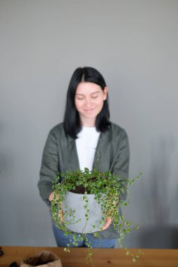 Bahçıvanlık, ot yetiştiren genç bir kadın.