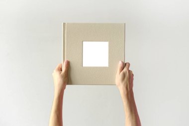 Erkek elleri deri kaplı defter tutuyor. 