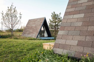 Wigwams doğada. Kamp konsepti. Glamping. Kırsal yaşam
