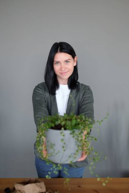 Bahçıvanlık, ot yetiştiren genç bir kadın.