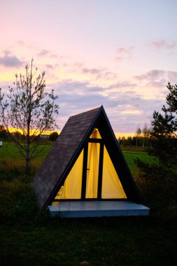 Gün batımına karşı gökyüzü. Kamp konsepti. Glamping