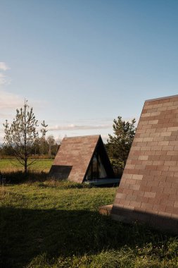 Wigwams doğada. Kamp konsepti. Glamping. Kırsal yaşam