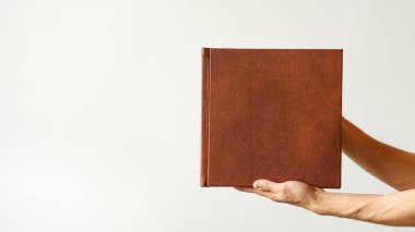 Erkek elleri deri kaplı defter tutuyor. 