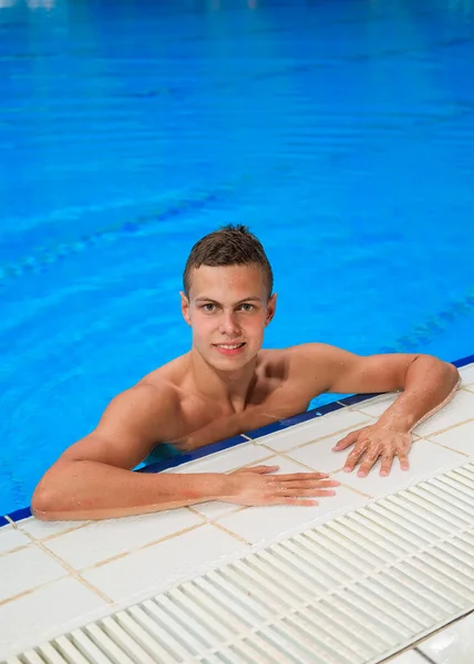 男性10代の水泳選手の肖像画 — ストック写真