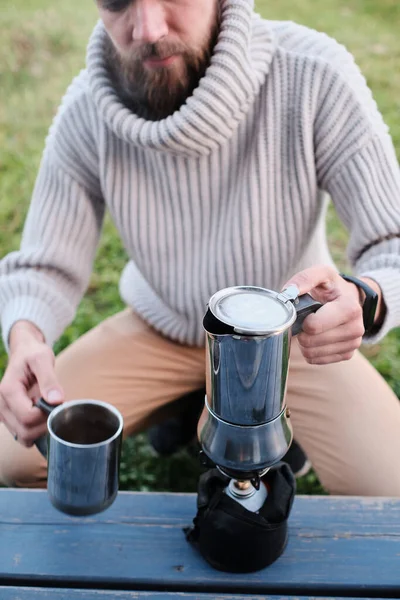 Young Man Pouring Coffee Geyser Coffee Maker Hipster Nature Camping — Stock Photo, Image