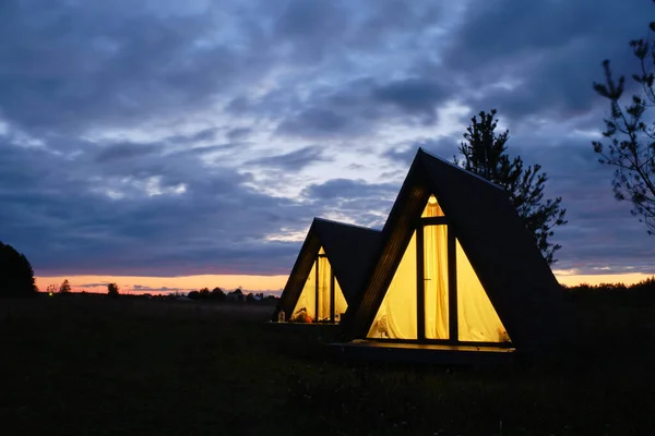 Gün batımına karşı gökyüzü. Kamp konsepti. Glamping